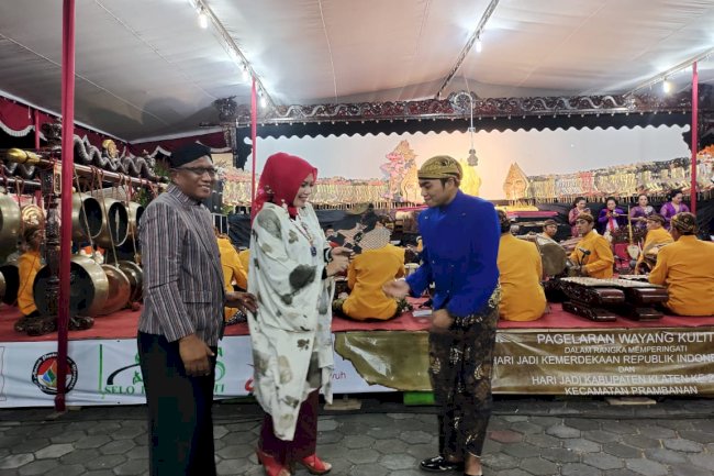 PAGELARAN WAYANG KULIT DI HALAMAN PENDOPO KECAMATAN PRAMBANAN DALAM RANGKA HARI JADI KLATEN KE 218 DANHUT RI KE 77 DENGAN LAKON SEMAR BANGUN KHAYANGAN