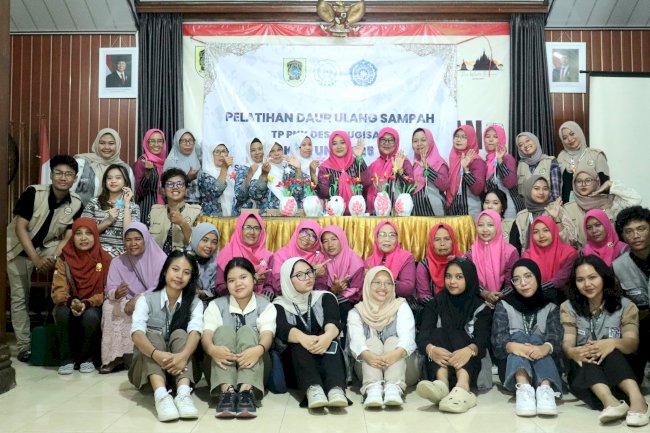 KELOMPOK KKN 46 UNIVERSITAS SEBELAS MARET (UNS) MENGUBAH SAMPAH PLASTIK MENJADI BENDA ESTETIS BERSAMA PKK DESA BUGISAN, PRAMBANAN