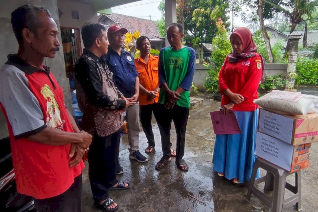 Camat Prambanan Memberikan Bantuan Untuk warga desa Kotesan yang mengalami bencana kebakaran