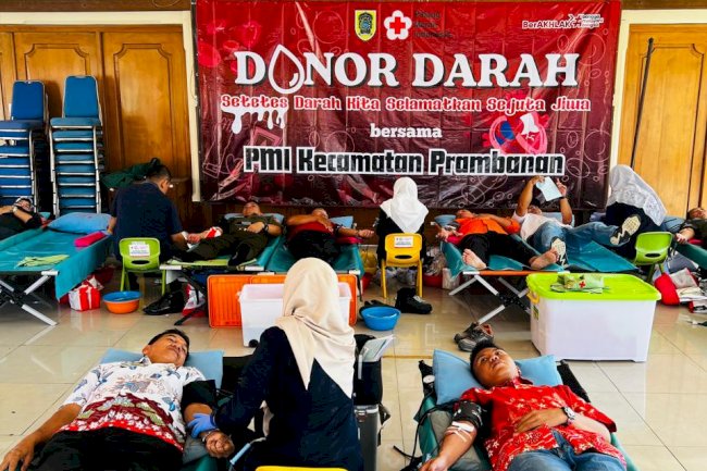 KEGIATAN DONOR DARAH DI KANTOR KECAMATAN PRAMBANAN