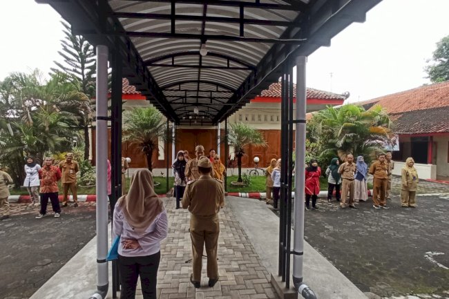 KEGIATAN APEL PAGI KARYAWAN KARYAWATI KANTOR KECAMATAN PRAMBANAN
