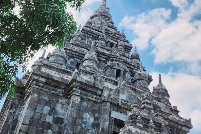 Candi Sojiwan: Jejak Kebijaksanaan dan Harmoni di Jantung Prambanan