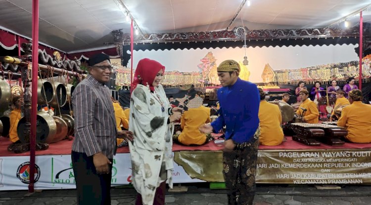 PAGELARAN WAYANG KULIT DI HALAMAN PENDOPO KECAMATAN PRAMBANAN DALAM RANGKA HARI JADI KLATEN KE 218 DANHUT RI KE 77 DENGAN LAKON SEMAR BANGUN KHAYANGAN