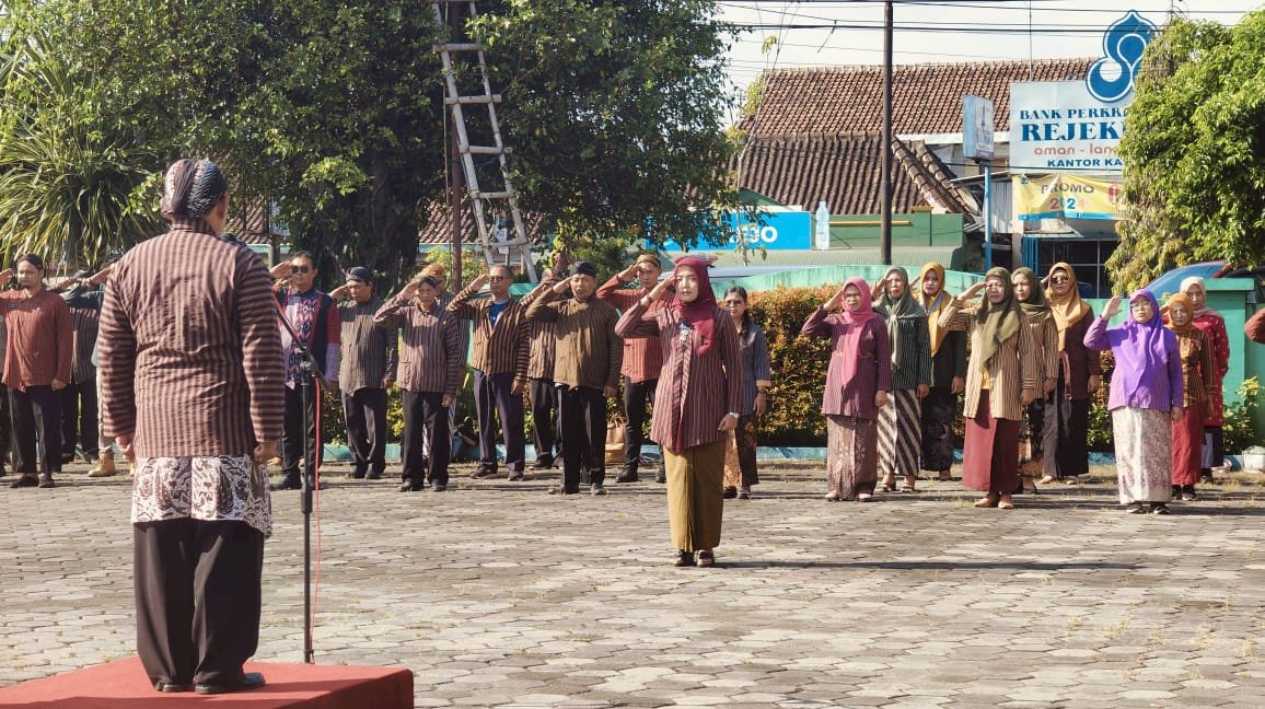 Peringati Hari Kartini ke 145 kecamatan prambanan gelar upacara