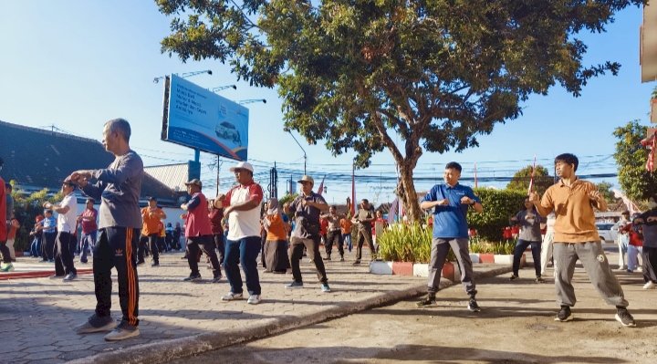 KEGIATAN SENAM MASSAL MERIAHKAN HARI JADI KKATEN KE 220 DAN HUT RI KE 79