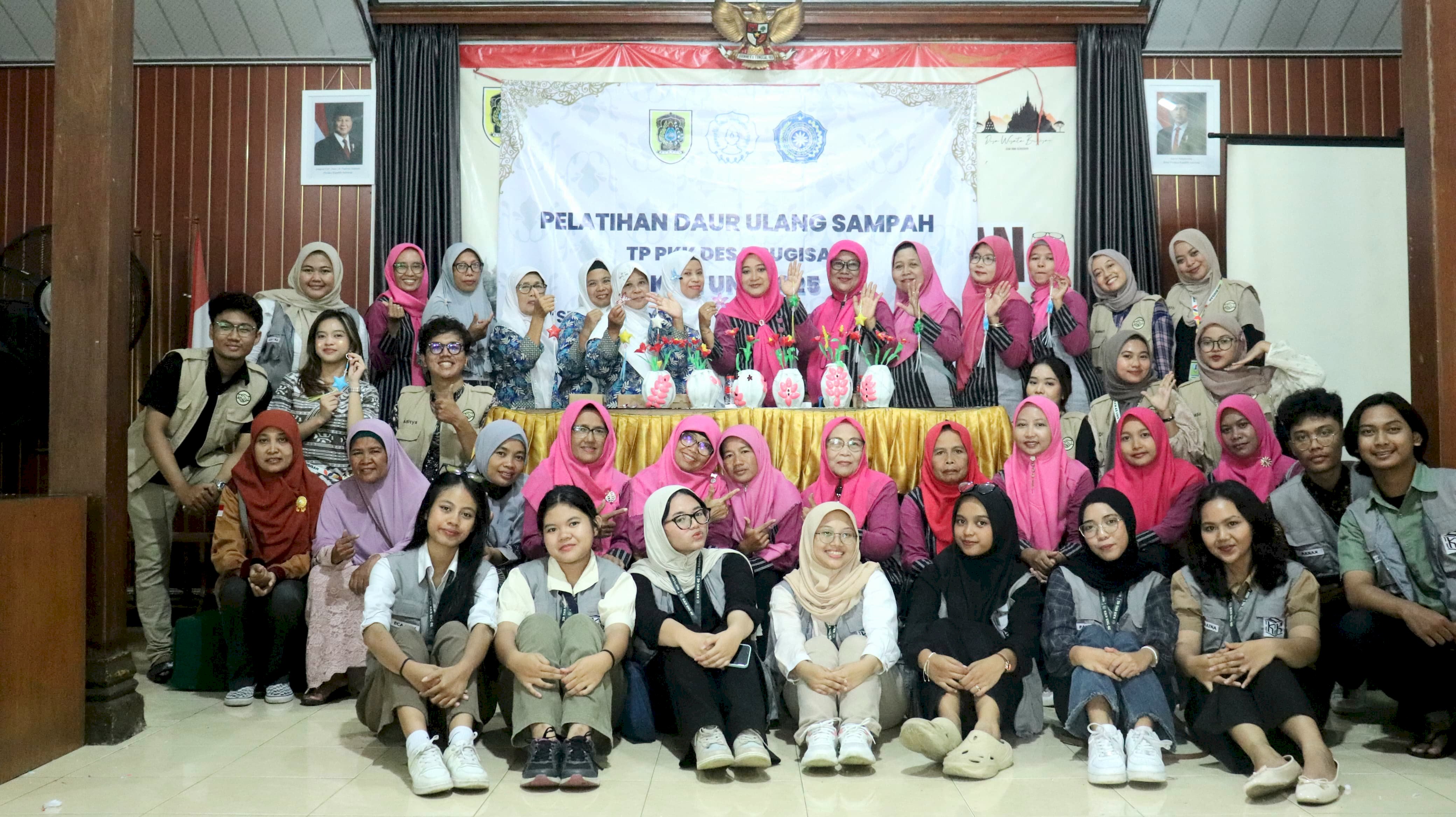 KELOMPOK KKN 46 UNIVERSITAS SEBELAS MARET (UNS) MENGUBAH SAMPAH PLASTIK MENJADI BENDA ESTETIS BERSAMA PKK DESA BUGISAN, PRAMBANAN