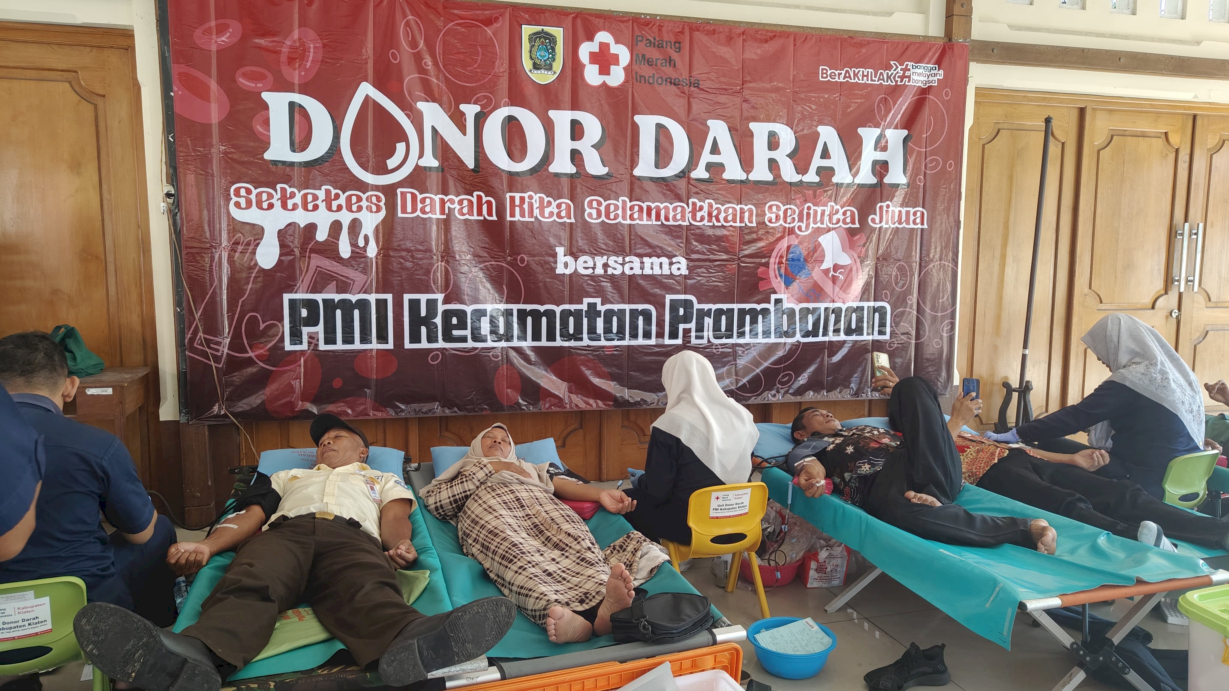 KEGIATAN DONOR DARAH DI KANTOR KECAMATAN PRAMBANAN 