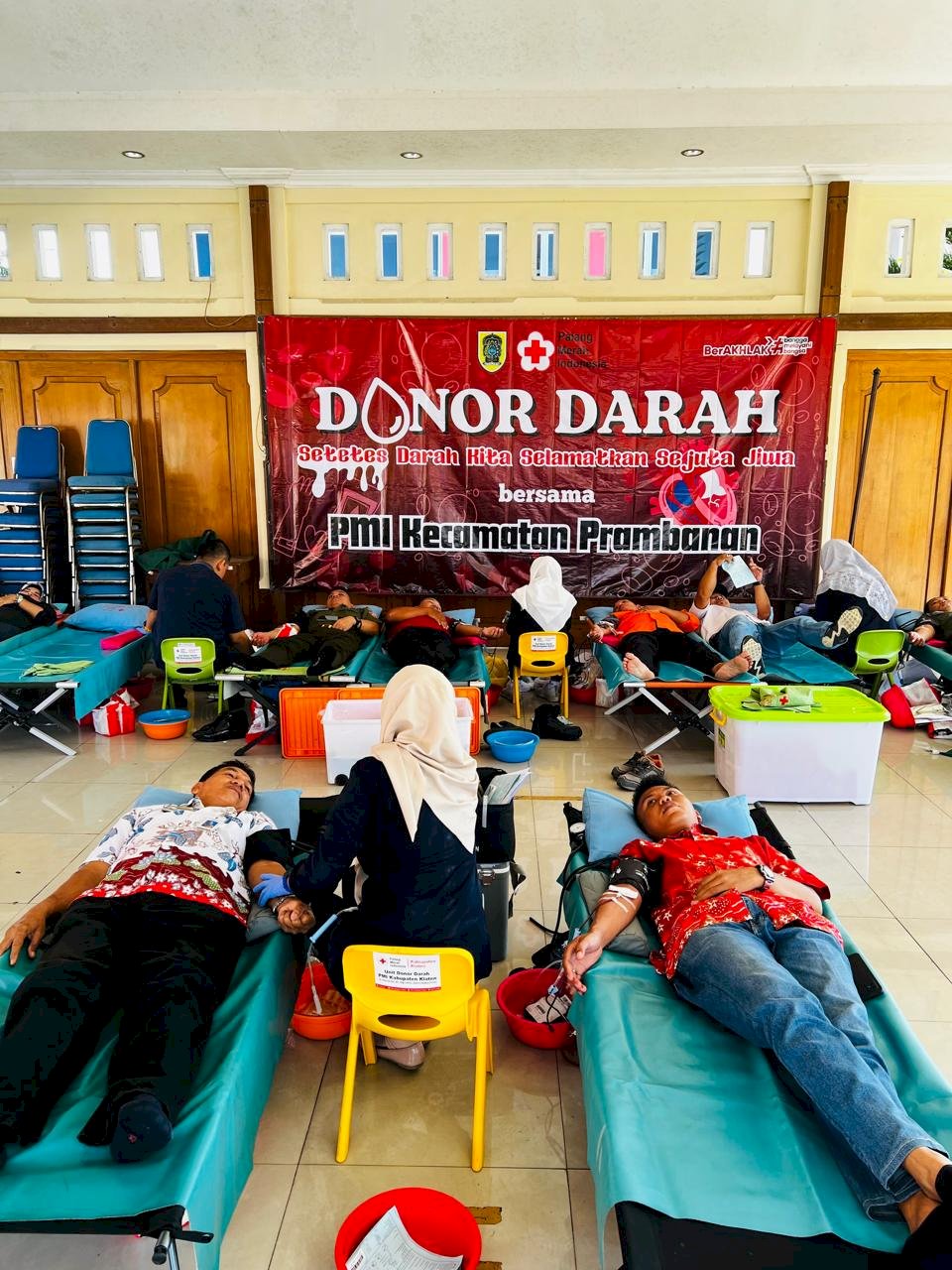 KEGIATAN DONOR DARAH DI KANTOR KECAMATAN PRAMBANAN 