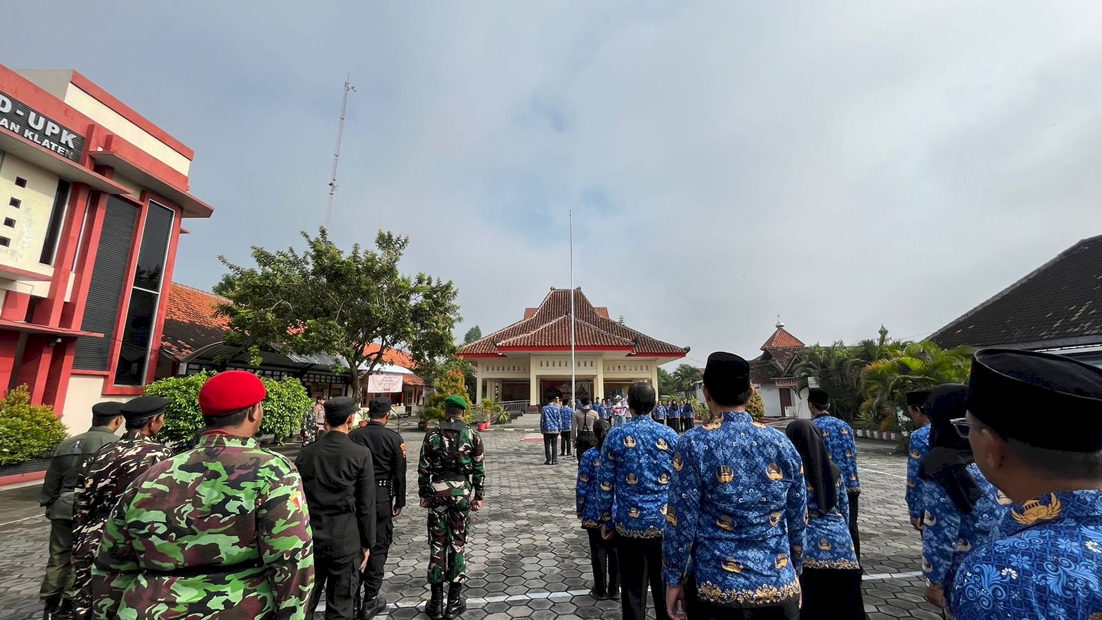 upacara memperingati hari pahlawan 