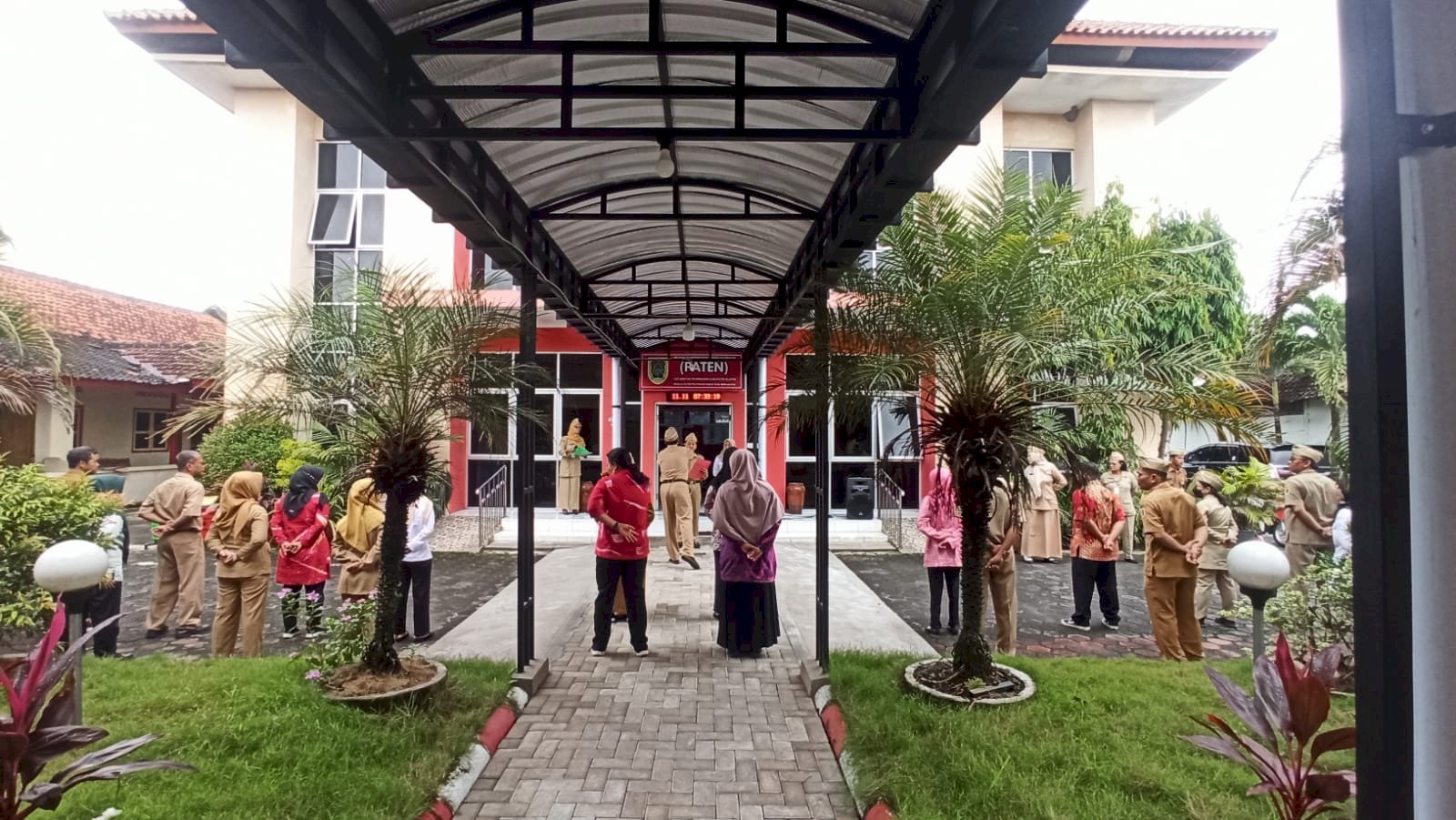 KEGIATAN APEL PAGI KARYAWAN KARYAWATI KANTOR KECAMATAN PRAMBANAN