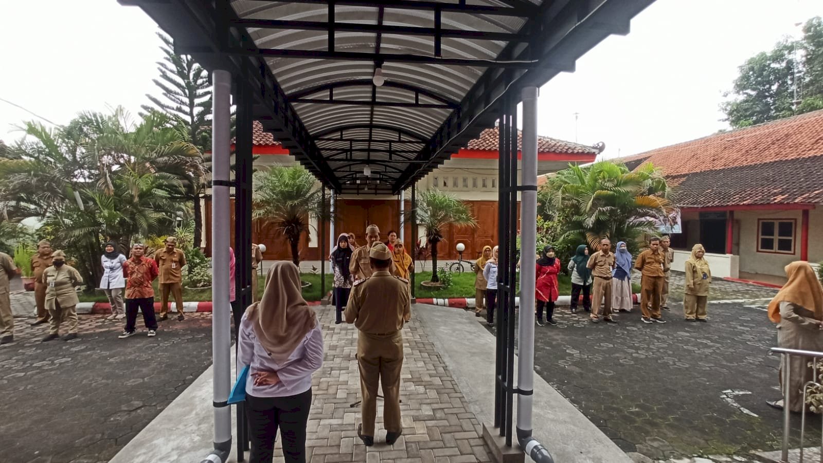 KEGIATAN APEL PAGI KARYAWAN KARYAWATI KANTOR KECAMATAN PRAMBANAN