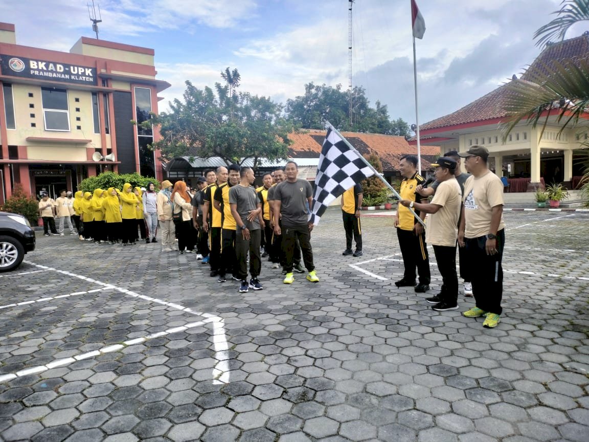  Kecamatan Prambanan adakan kegiatan jalan santai dan senam bersama
