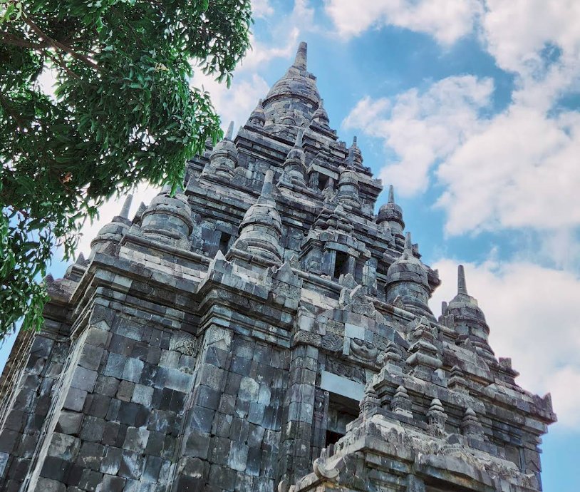 Candi Sojiwan: Jejak Kebijaksanaan dan Harmoni di Jantung Prambanan